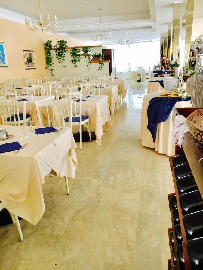 Hotel De Amicis Риччоне Экстерьер фото