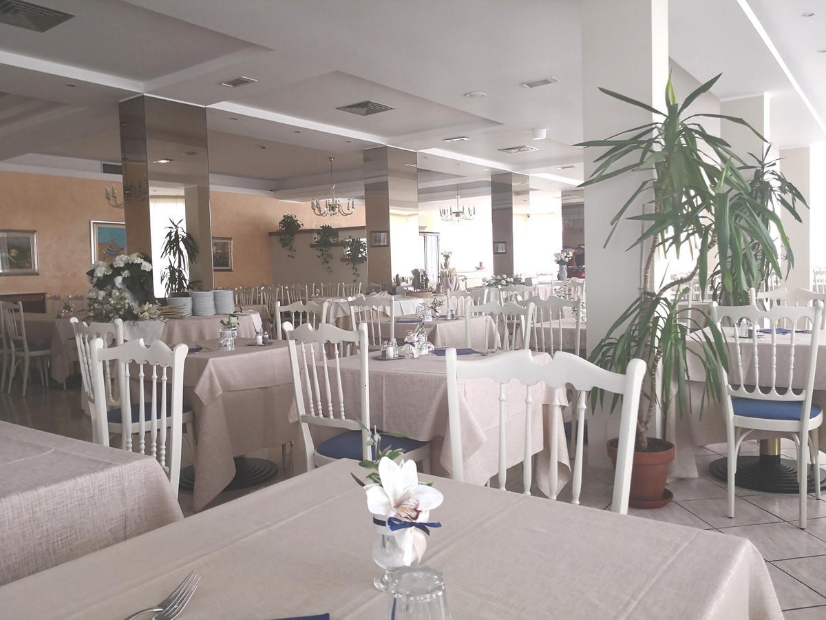 Hotel De Amicis Риччоне Экстерьер фото