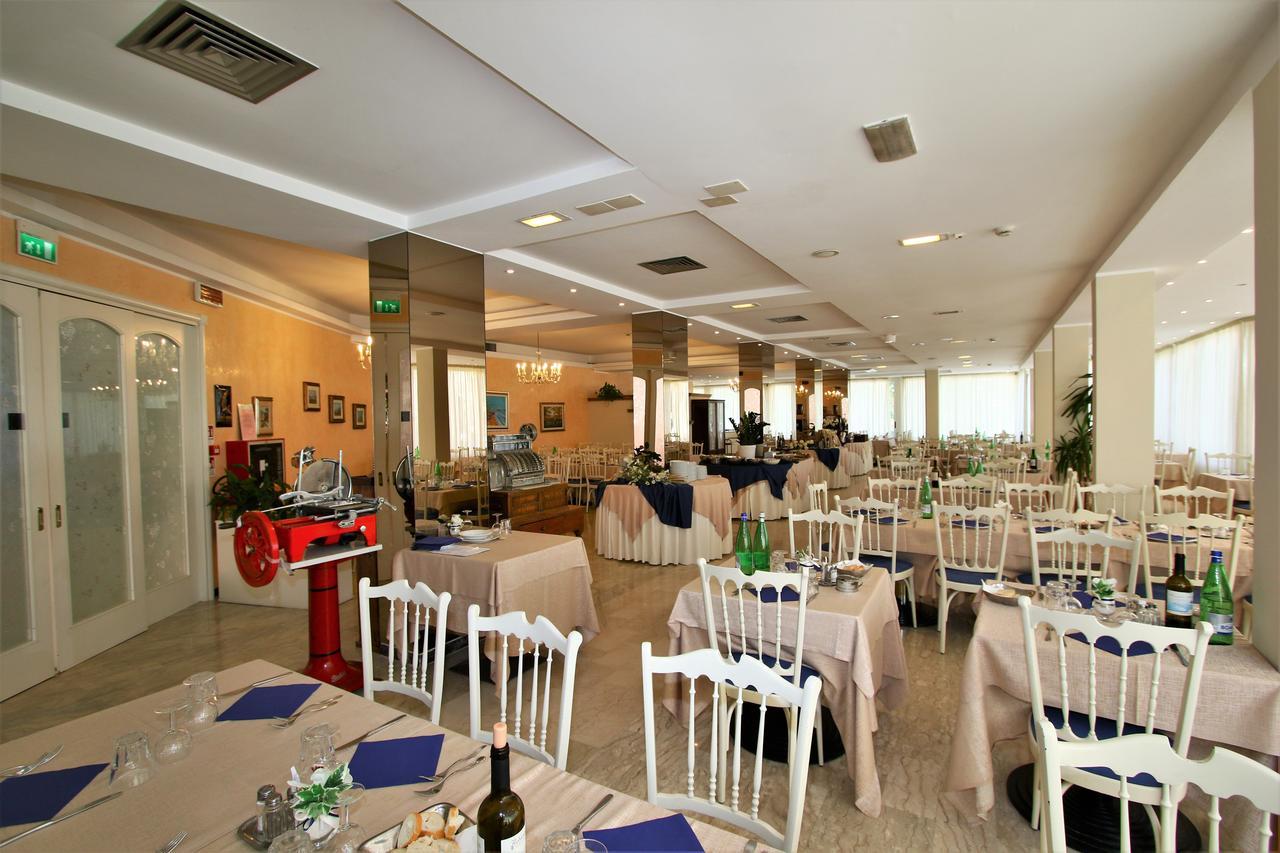 Hotel De Amicis Риччоне Экстерьер фото