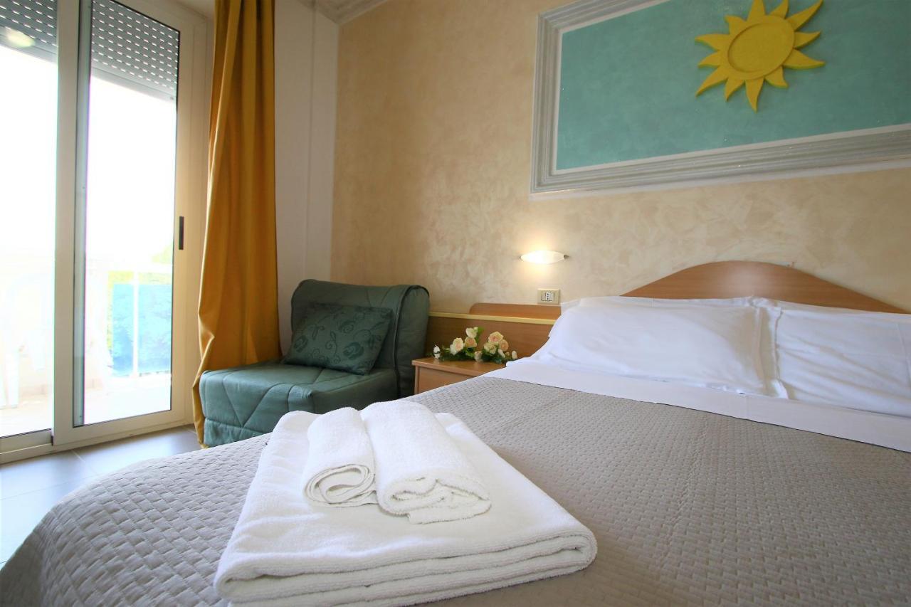 Hotel De Amicis Риччоне Экстерьер фото