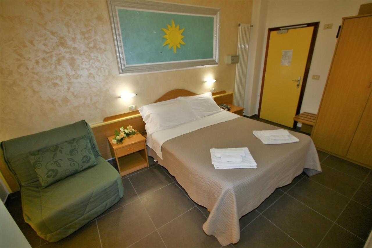 Hotel De Amicis Риччоне Экстерьер фото